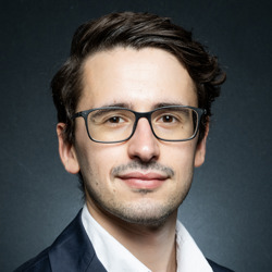 A portrait of Henrique Aguiar