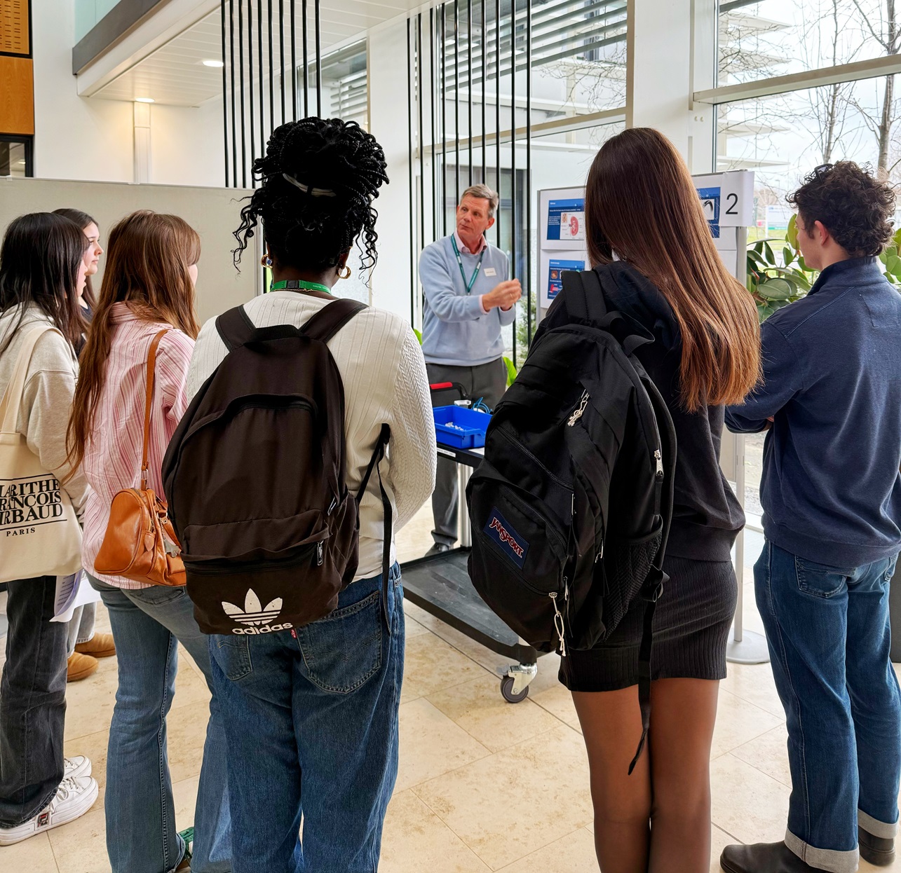 Prof. Robin Cleveland during his demonstration “Laser Lithotripsy: Breaking Kidney Stones with Light”, explaining how both ultrasonic energy and laser energy can be delivered into the body to treat medical conditions.